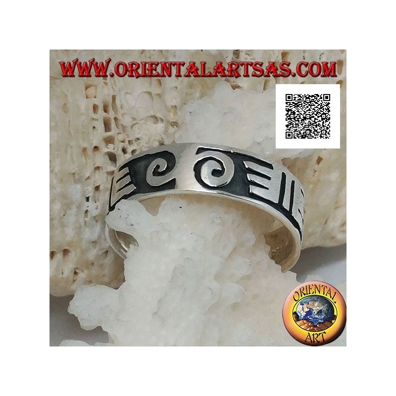 Bague en argent avec spirales et dessins maoris en bas-relief