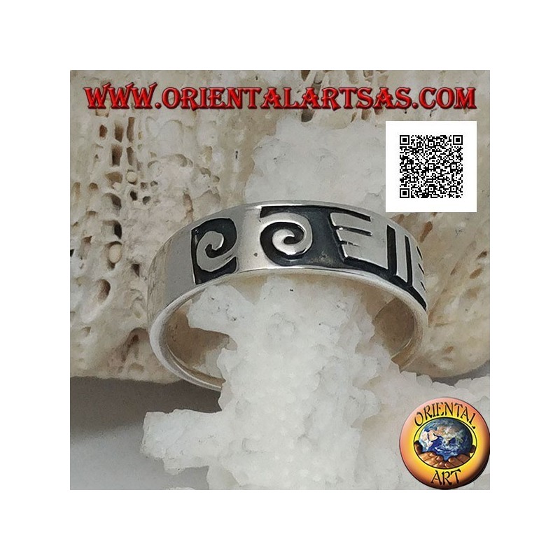 Silberring mit Spiralen und Maori-Zeichnungen im Basrelief