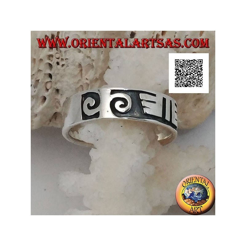 Bague en argent avec spirales et dessins maoris en bas-relief