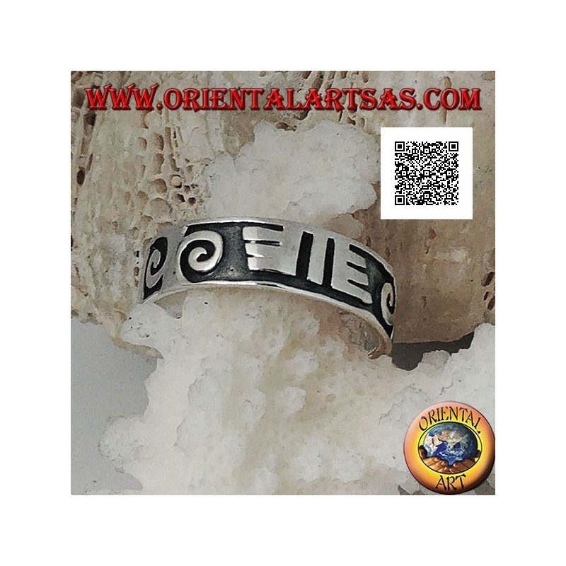 Anillo de plata con espirales y dibujos maoríes en bajorrelieve