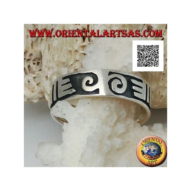 Bague en argent avec spirales et dessins maoris en bas-relief