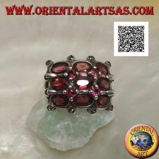 Anillo de rejilla de plata con granates naturales ovalados y redondos y marcasita en las intersecciones externas