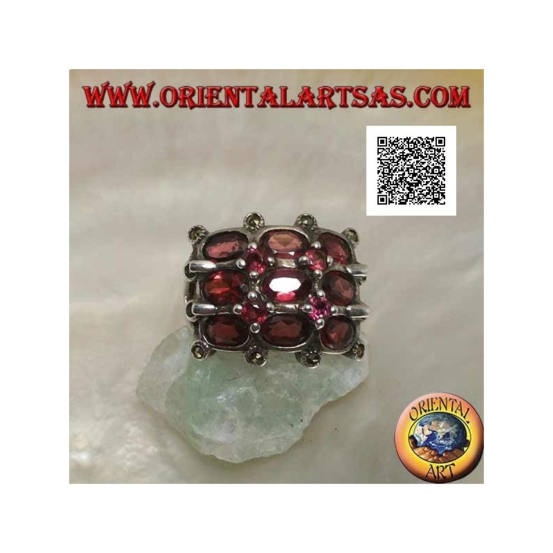 Anillo de rejilla de plata con granates naturales ovalados y redondos y marcasita en las intersecciones externas