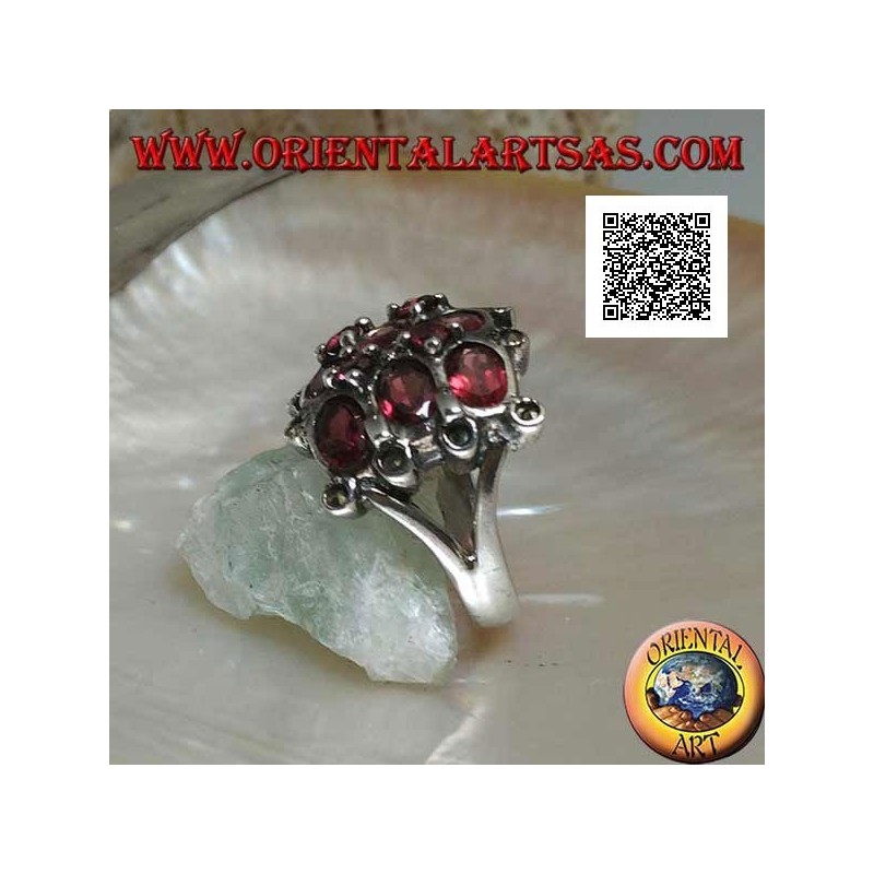 Anillo de rejilla de plata con granates naturales ovalados y redondos y marcasita en las intersecciones externas