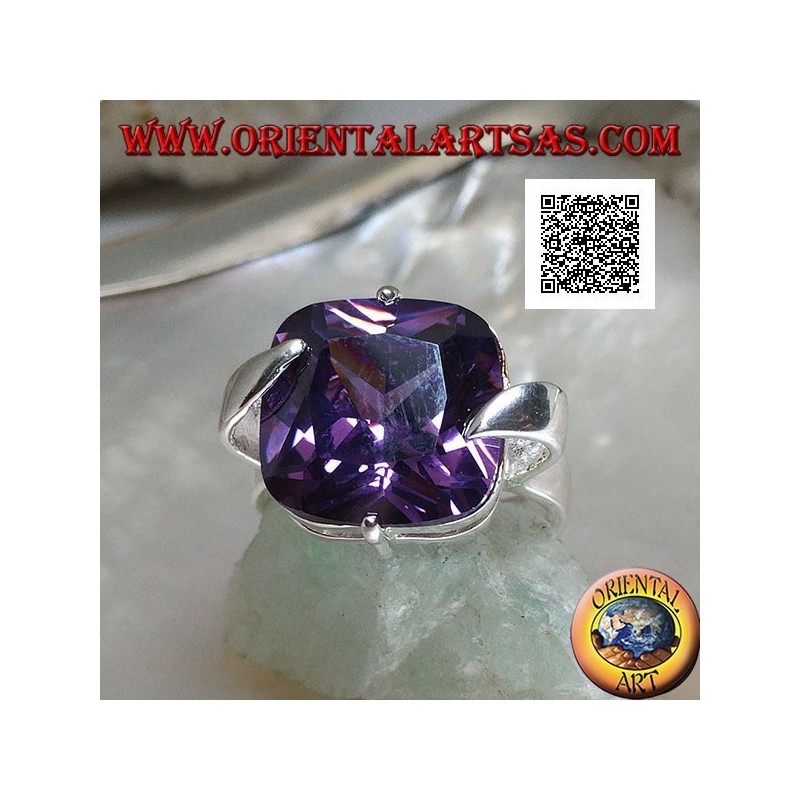 Anello in argento rodiato con zircone color ametista sfaccettato quadrato agganciato sul centro dei lati