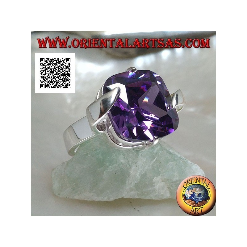 Bague en argent rhodié avec zircon carré facetté couleur améthyste accroché au centre des côtés