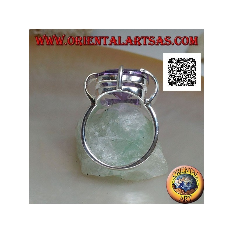 Anillo de plata rodiada con circonita cuadrada facetada color amatista enganchada en el centro de los lados