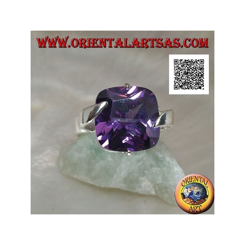 Bague en argent rhodié avec zircon carré facetté couleur améthyste accroché au centre des côtés