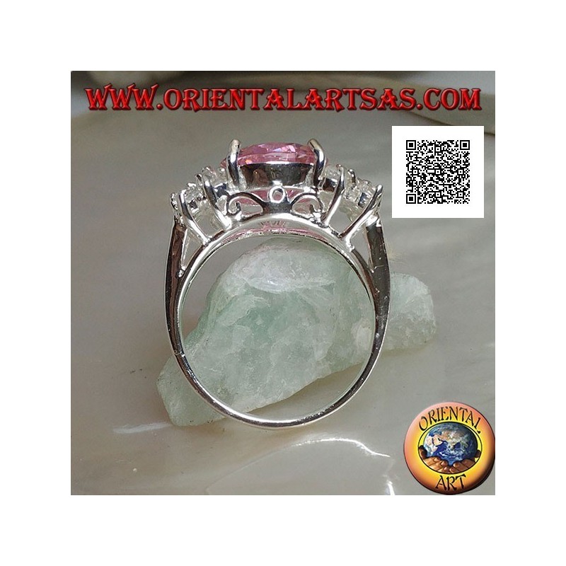 Anello in argento rodiato con zircone tondo rosa sfaccettato con zirconi bianchi laterali
