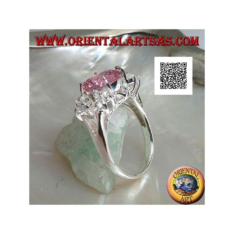 Anello in argento rodiato con zircone tondo rosa sfaccettato con zirconi bianchi laterali
