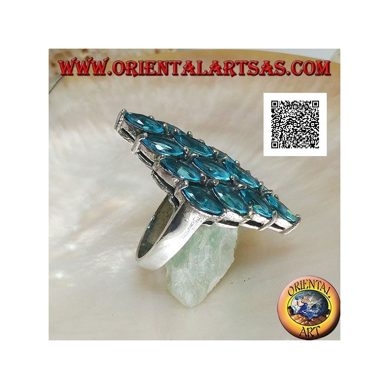 Bague en argent en forme de losange formé de 16 topazes bleues ovales