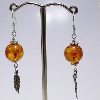 Ball earrings in silver with amber feather