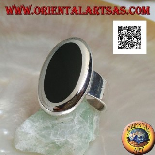 Anillo de plata con ónix ovalado engastado al ras del borde con contorno liso