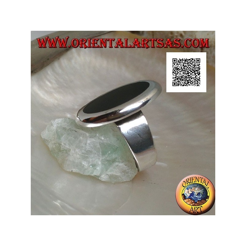 Anello in argento con onice ovale incastonata a filo bordo con contorno liscio