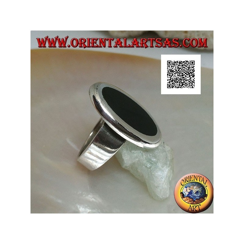 Anillo de plata con ónix ovalado engastado al ras del borde con contorno liso