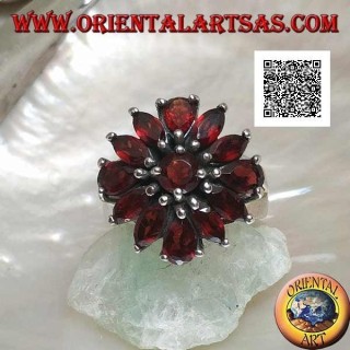 Bague en argent avec fleur en relief de 13 grenats naturels ronds, navette et goutte, serti