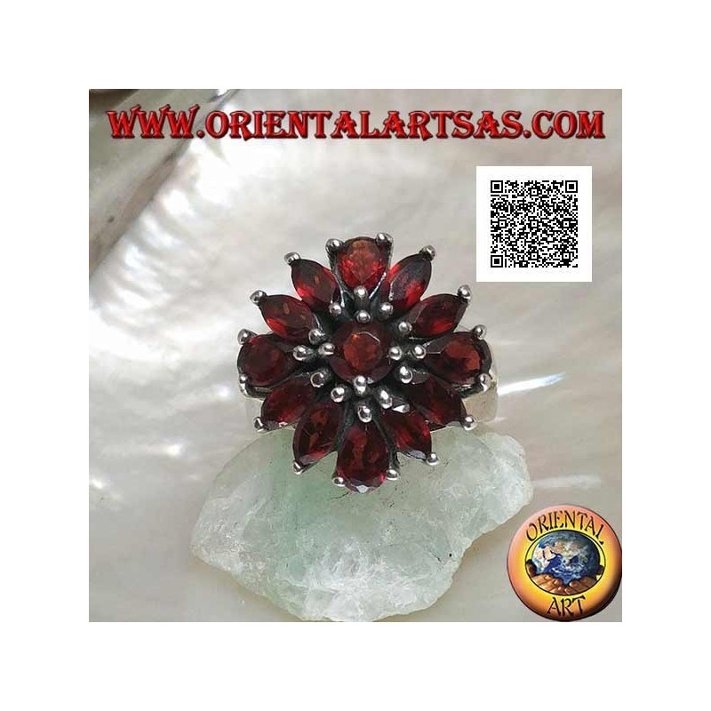 Anillo de plata con flor en relieve de 13 granates redondos naturales, lanzadera y gota, engastado
