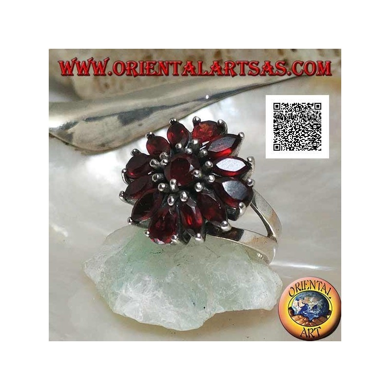 Anillo de plata con flor en relieve de 13 granates redondos naturales, lanzadera y gota, engastado