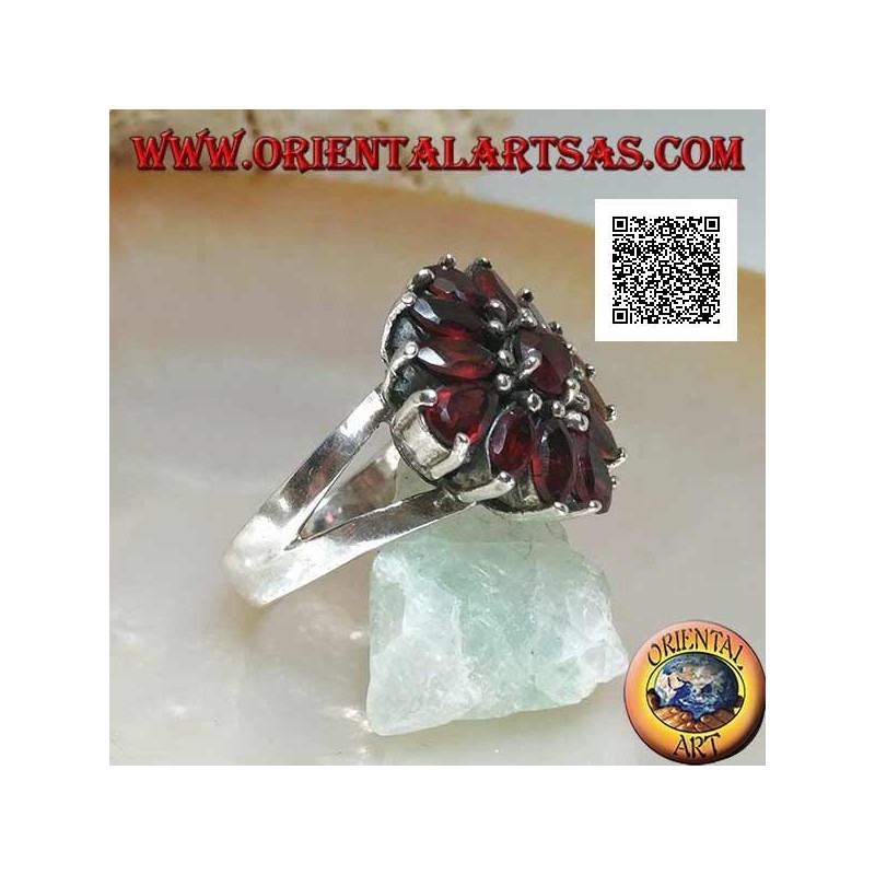 Bague en argent avec fleur en relief de 13 grenats naturels ronds, navette et goutte, serti