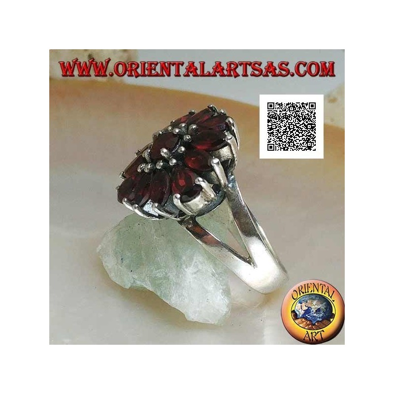 Bague en argent avec fleur en relief de 13 grenats naturels ronds, navette et goutte, serti