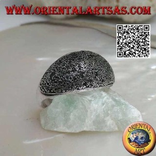 Anello in argento a fascia bombata tempestato di marcasite