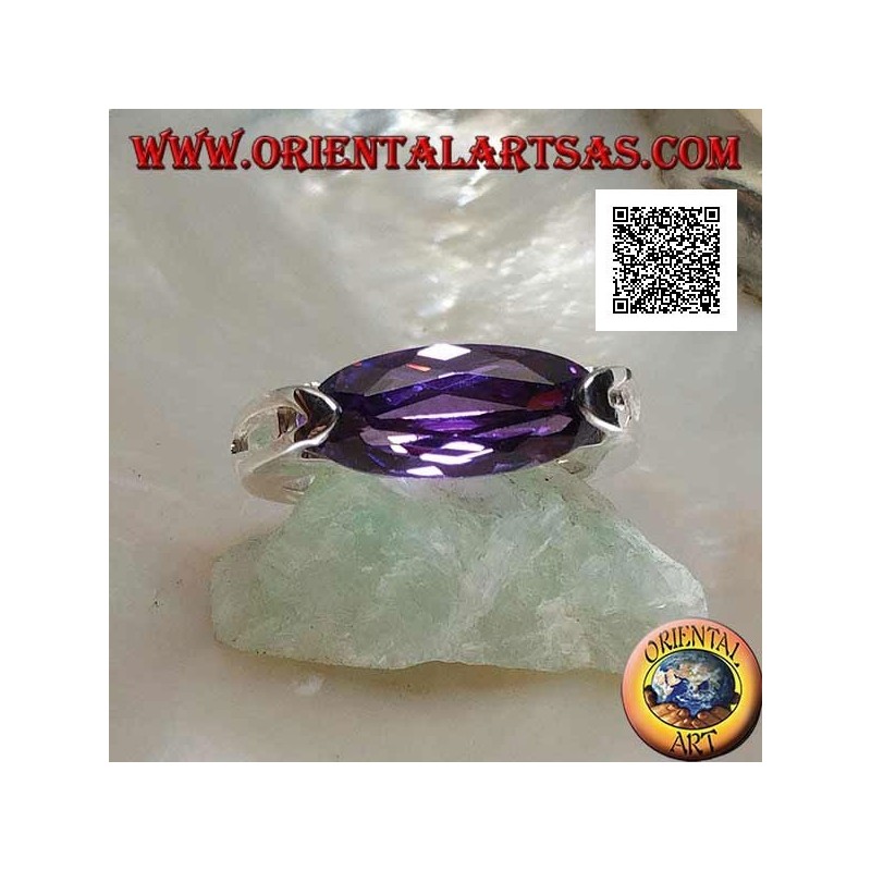 Anillo de plata rodiada con circonita de amatista facetada ovalada estrecha enganchada en el lateral