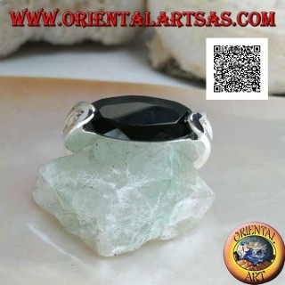 Anello in argento rodiato con zircone spinello ovale stretto sfaccettato agganciato lateralmente