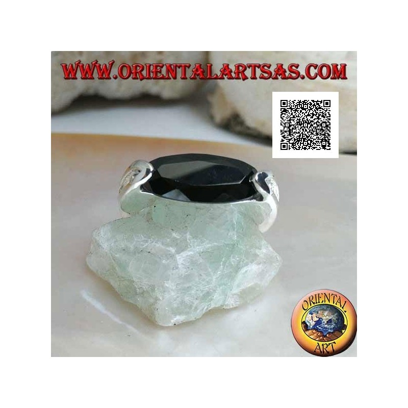 Anillo de plata rodiada con circonita de espinela facetada ovalada estrecha enganchada en el lateral