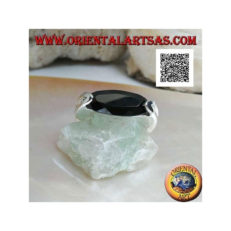 Rhodinierter Silberring mit schmalem, ovalem, facettiertem Spinellzirkon an der Seite