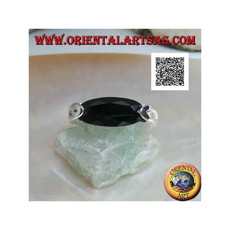 Bague en argent rhodié avec zircon spinelle ovale facetté étroit et crocheté sur le côté