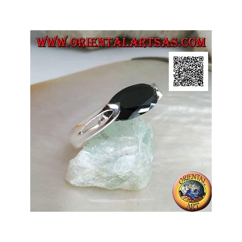 Anillo de plata rodiada con circonita de espinela facetada ovalada estrecha enganchada en el lateral