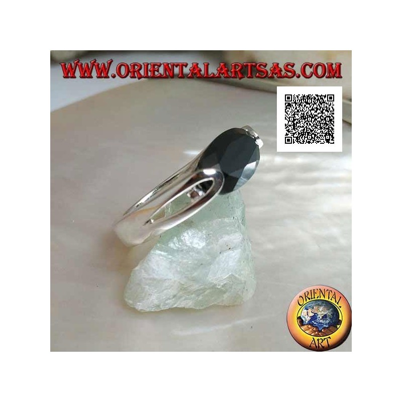 Anillo de plata rodiada con circonita de espinela facetada ovalada estrecha enganchada en el lateral