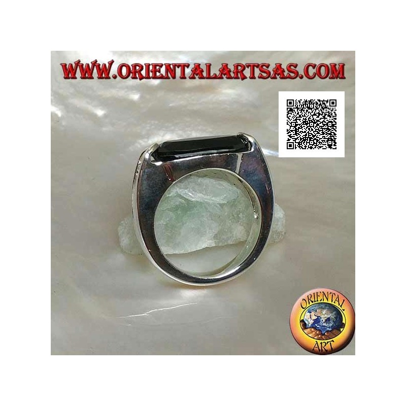 Anillo de plata rodiada con circonita de espinela facetada ovalada estrecha enganchada en el lateral