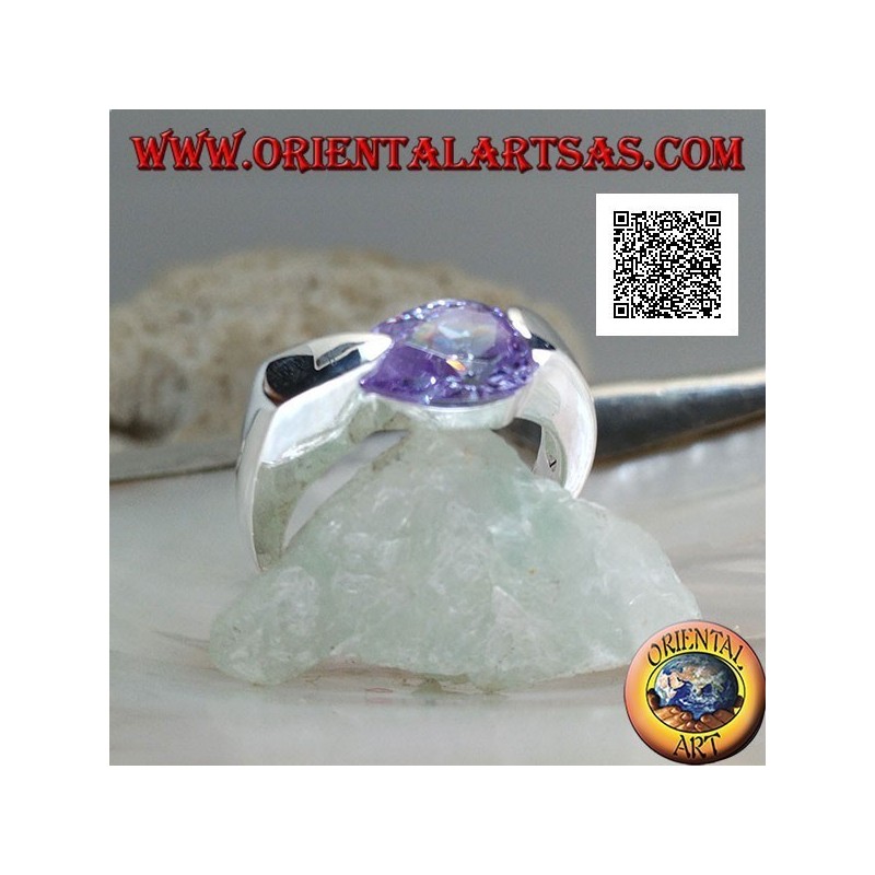 Anello in argento rodiato con zircone color ametista a goccia sfaccettato agganciato lateralmente