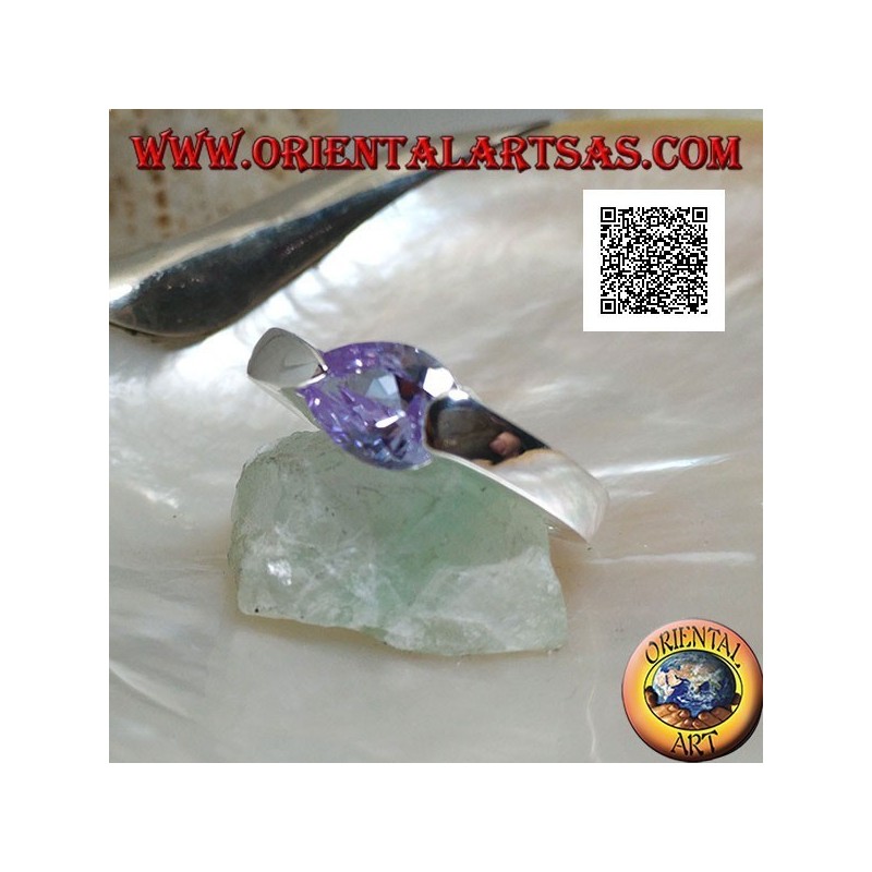 Bague en argent rhodié avec zircon facetté de couleur améthyste en forme de larme attaché sur le côté
