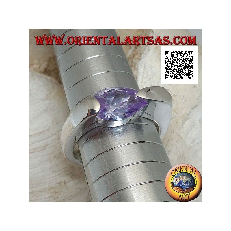 Anillo de plata con baño de rodio con circonita facetada en forma de lágrima de color amatista unida al costado