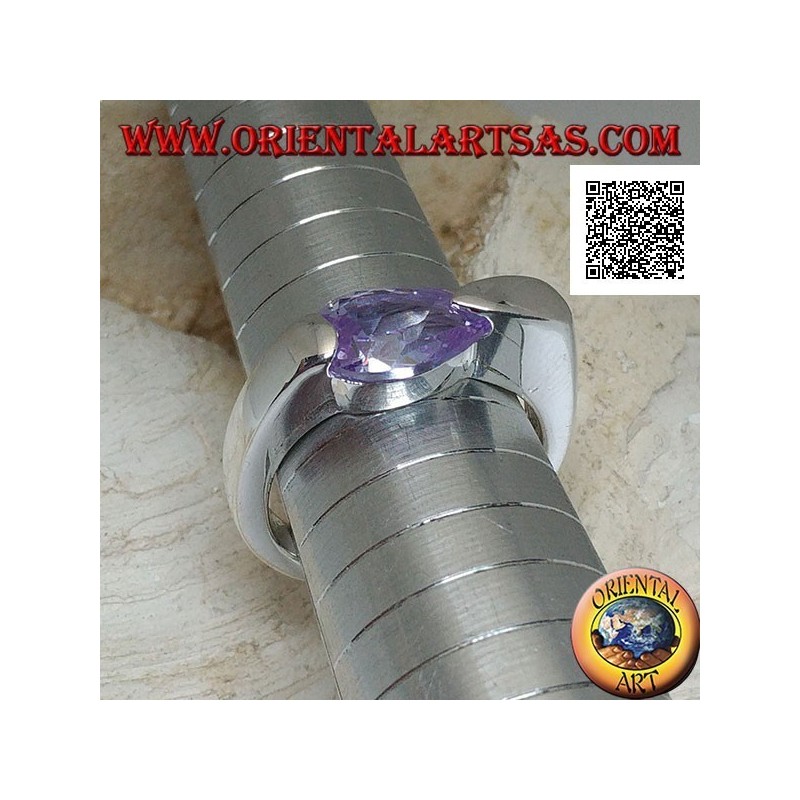 Anello in argento rodiato con zircone color ametista a goccia sfaccettato agganciato lateralmente