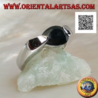 Anillo de plata rodiada con circonita de espinela facetada en forma de gota enganchada en el lateral