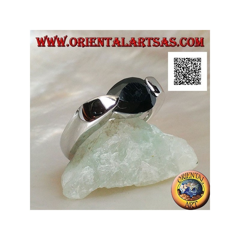 Anello in argento rodiato con zircone spinello a goccia sfaccettato agganciato lateralmente