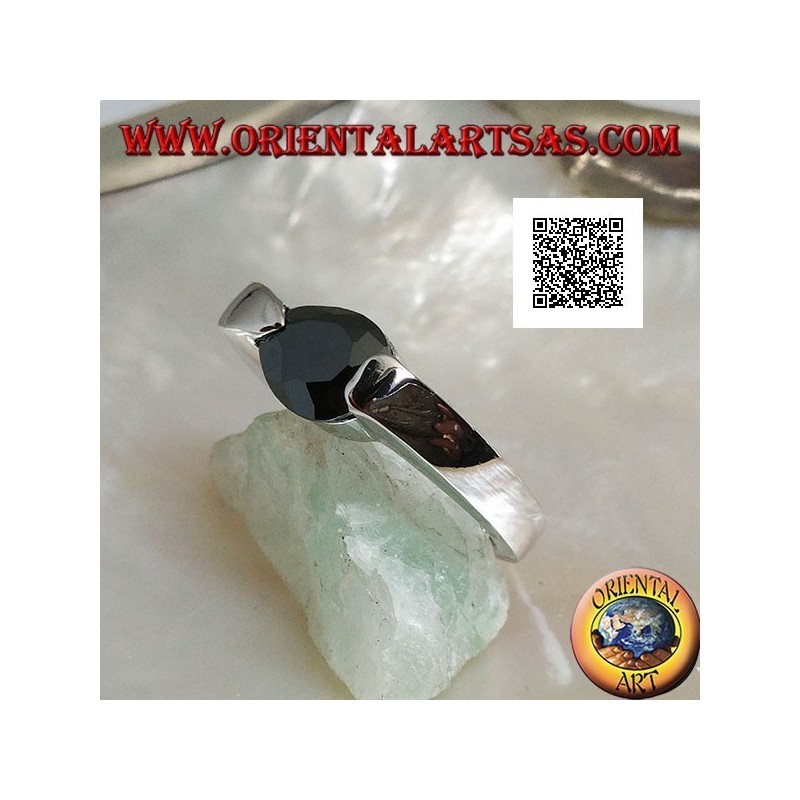 Bague en argent rhodié avec zircon spinelle en forme de goutte facetté accroché sur le côté