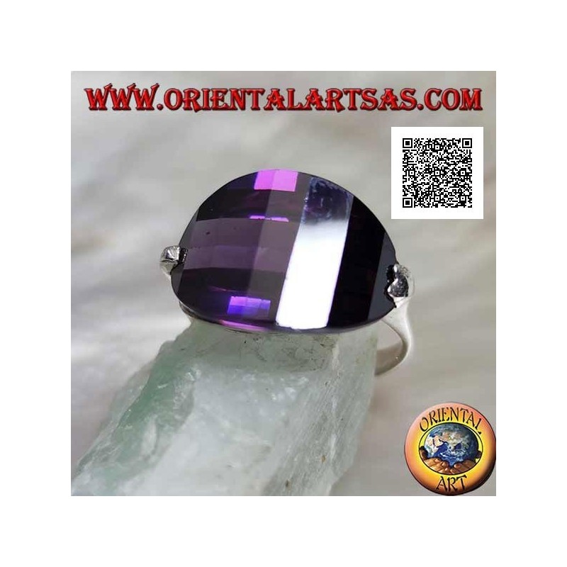 Anillo de plata con baño de rodio con circón redondeado ovalado de color amatista unido al lateral