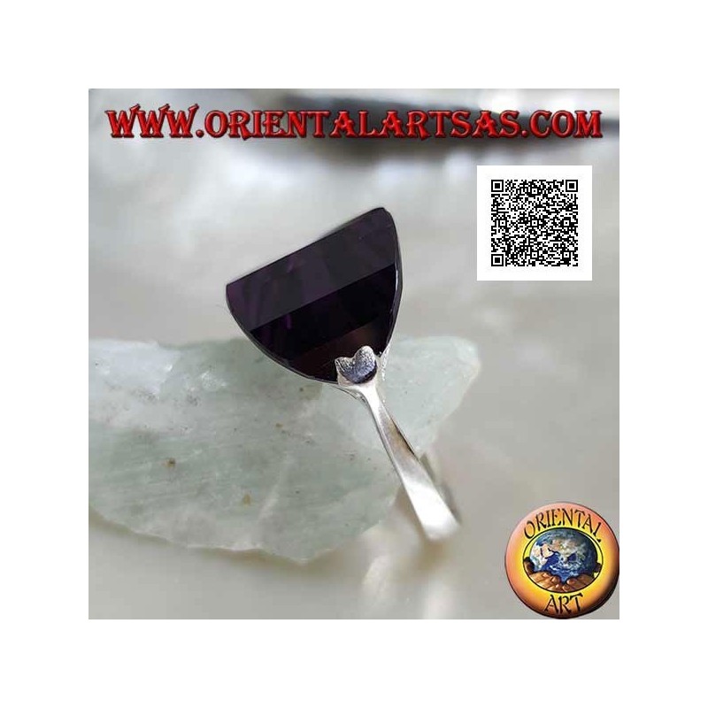 Rhodinierter Silberring mit seitlich angebrachtem abgerundeten ovalen amethystfarbenen Zirkon