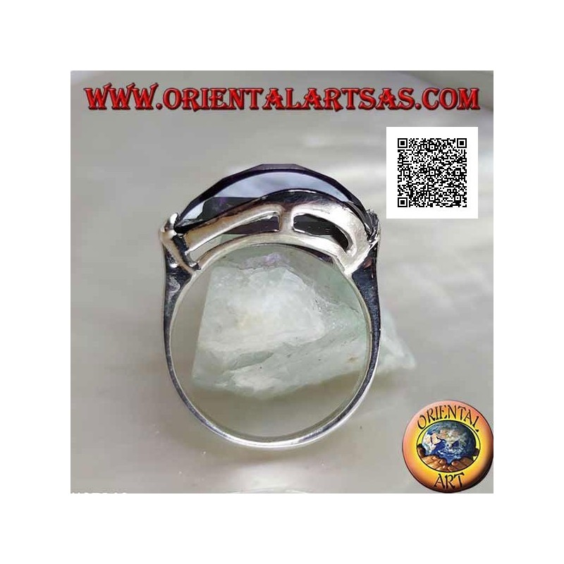 Anillo de plata con baño de rodio con circón redondeado ovalado de color amatista unido al lateral