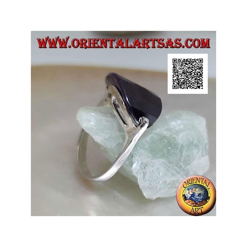 Bague en argent rhodié avec zircon ovale rond de couleur améthyste attaché sur le côté