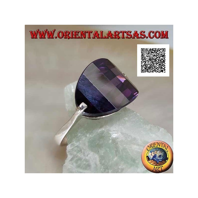 Anello in argento rodiato con zircone color ametista ovale arrotondato agganciato lateralmente