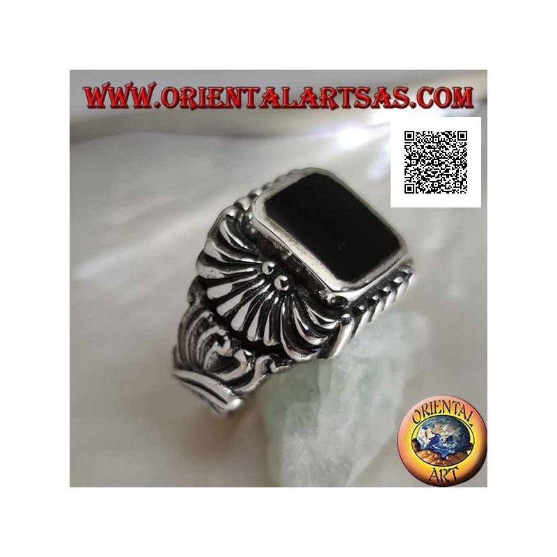 Bague en argent avec onyx biseauté rectangulaire et motif de lignes courbes gravées en relief