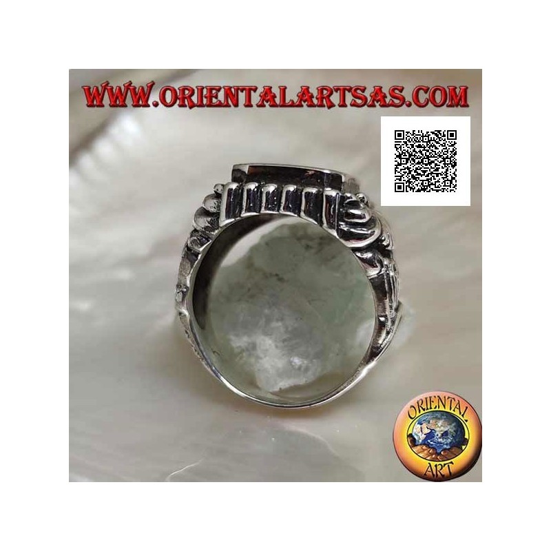 Anello in argento con onice rettangolare smussata e fantasia a linee curve incisa in rilievo