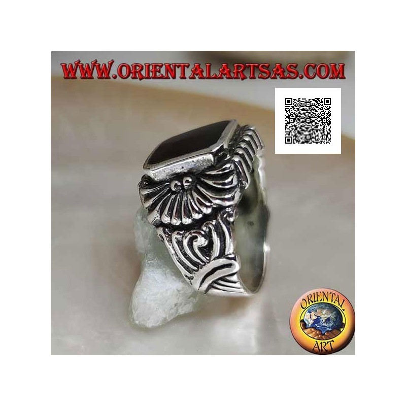 Bague en argent avec onyx biseauté rectangulaire et motif de lignes courbes gravées en relief