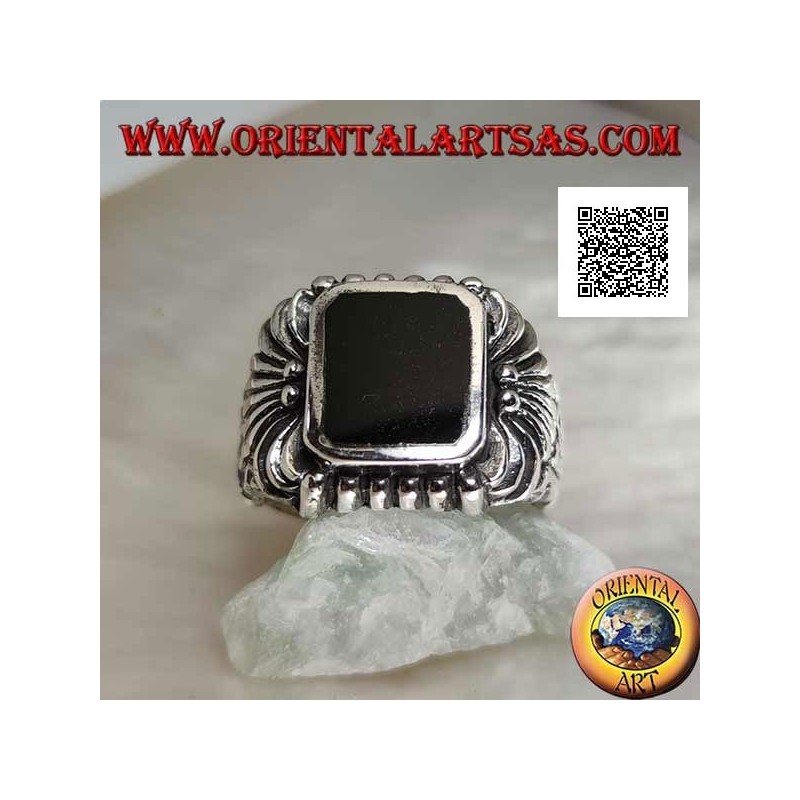 Bague en argent avec onyx biseauté rectangulaire et motif de lignes courbes gravées en relief
