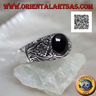 Anello in argento con onice ovale cabochon e decorazione floreale in bassorilievo 